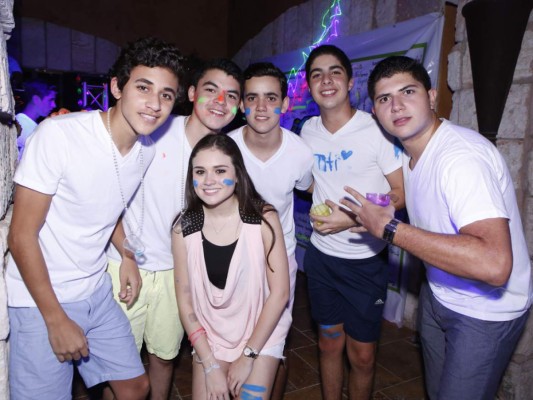 Neon party en residencia Andonie