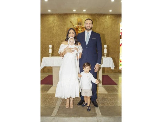 María Fernanda y William Kattán con sus hijos Lorenzo y William. Foto: Daniel Madrid