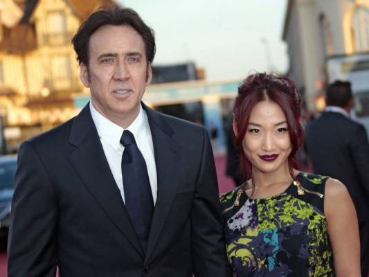 El actor Nicholas Cage conoció a su actual esposa, Alice Kim, cuando fue a comer al restaurante donde ella trabajaba como mesera. Ella se acercó porque era su fanática. Llevan casados doce años y tienen un hijo juntos