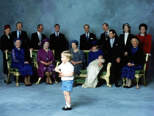 La familia real sonríe ante los gestos espontáneos del príncipe William durante la sesión oficial de fotos del bautizo de su hermano menor