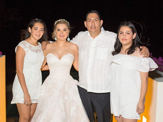 Albert García y Noren Caballero se casan en Roatán  