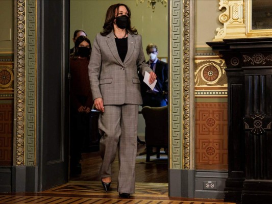 Como abogada y fiscal se acostumbró a llevar pantsuits, que cambia de tono o estampado según la estación y que accesoriza de forma discreta pero siempre acertada.