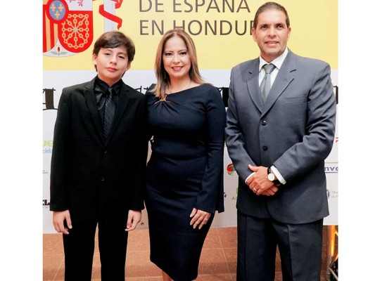 Música, brindis y flamenco en la Fiesta Nacional de España