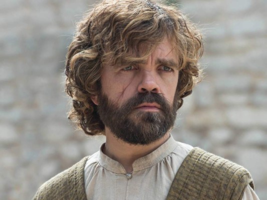 Ahora podemos observar a un Tyrion más desgastado, la cicatriz que atraviesa su rostro por debajo de esa espesa barba la cual es prueba de que ya no es el mismo que vimos en la primera temporada