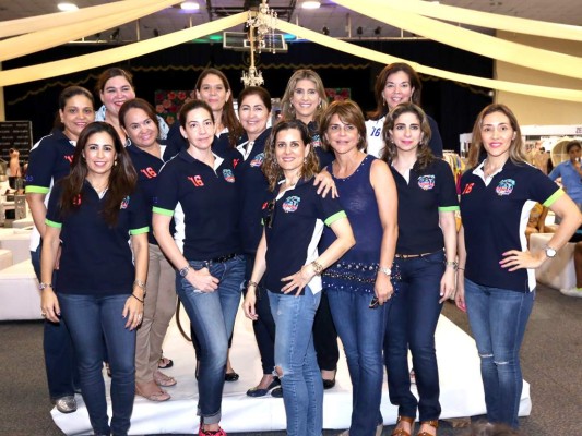 Olga Herrera, Sofía Robleda, Iris Velasquez, Ana Ramírez, Esther Portillo, Lorena Kattán, Nejla Kawas, Tricia Matuty, Monica Yibrin, Erika Andonie, Gachi Larach, Leyla Faraj y Karla Villar, del comité organizador del trunk show 'Seasons Trends'.