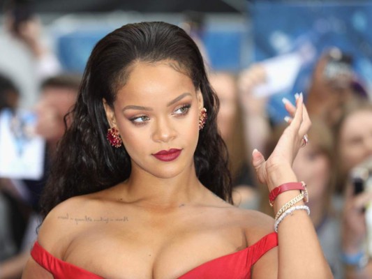 Rihanna se queda sin cejas para la portada de Vogue