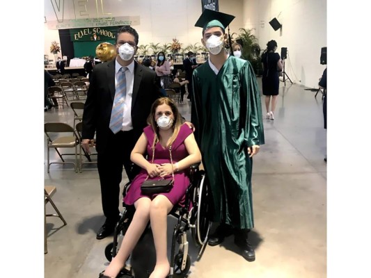 Luis Daniel Manzanares con sus padres