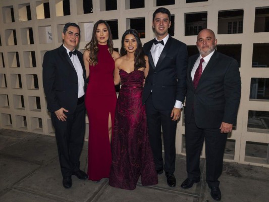 Ricardo Rodríguez, Beatriz, Carla y Gabriel Barletta con Robert Kvett.