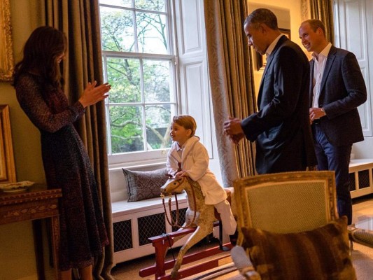 Un representante del palacio de Kensington afirmó que el príncipe George se quedo despierto para saludar al presidente y a la primera dama.