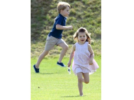 Charlotte y su hermano fueron fotografíados por los paparazzi, corriendo felizmente y jugando muy animados en el Club de Polo Beaufort de Gloucestershire, Inglaterra.
