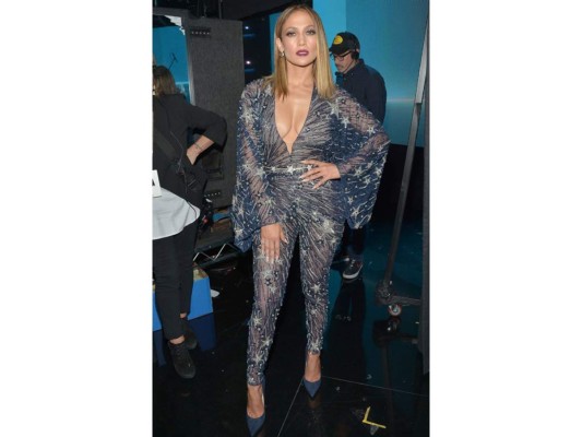 Con un jumpsuit transparente de estampados estelares. Su eterna apuesta: el escote