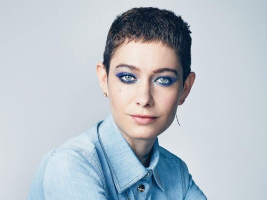 Asia Kate Dillon solicitó que el personaje que interpreta para el éxito John Wick fuese no binario para que se pareciese más a su identidad en la vida real, admitió que fue algo muy emocionante poder hablar con los productores y tener una recepción tan abierta a escucharle.