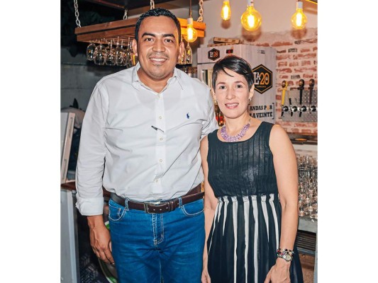 Noche de brindis por el aniversario de Craft Pub Deli y Bistro  