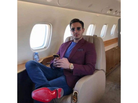 En la aplicación de citas se presentaba como Simon Leviev, hijo de un famoso millonario llamado Lev Leviev, que hizo su fortuna gracias a la comercialización de diamantes.