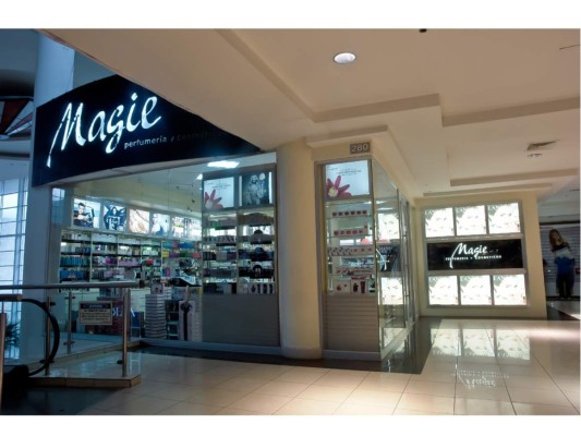 Para satisfacer las necesidades de la exigente clientela de la zona norte del<br/>país, en 1984 se inauguró la tercera tienda,que estuvo durante cuatro años en Plaza Mónaco y ahora en el Centro Comercial Metro Plaza<br/>actualmente se ubica en Citymall