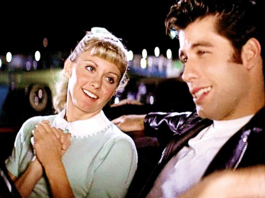 Sandy & Danny, Grease (1978) Las canciones de Barry Gibb, el vestuario que evoca el estilo de finales de los 50, las coreografías y el amor adolescente se mezclan en este musical de culto que unió a John Travolta y Olivia Newton-John en un apasionado amor de verano.