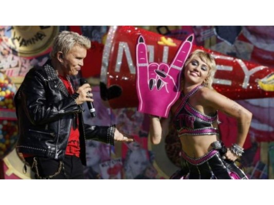 La primera presentación fue el concierto de Miley Cyrus en las afueras del estadio, el cual fue transmitido en vivo por TikTok. La talentosa cantante interpretó algunos de sus éxitos, además compartió el escenario con Billy Idol y Joan Jett ante una audiencia de 7.500 trabajadores de salud.