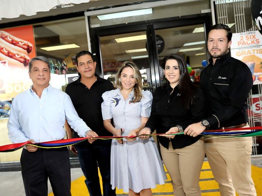Joplynn Bárcenas junto a todo el staff de Pronto durante la inauguración (fotos:Héctor Hernández)