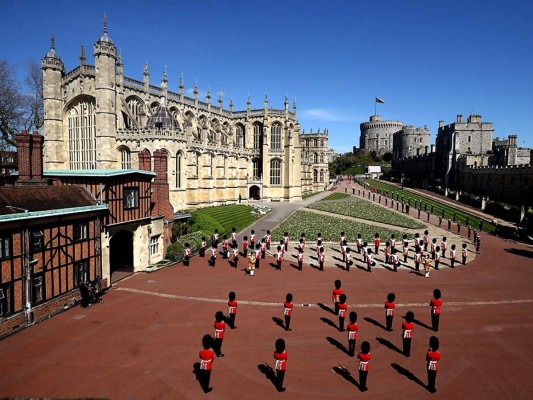 Se realizó un minuto de silencio a nivel nacional antes de que el ataúd subiera los escalones y fuera recibido por el Decano de Windsor y el Arzobispo de Canterbury en la parte superior.
