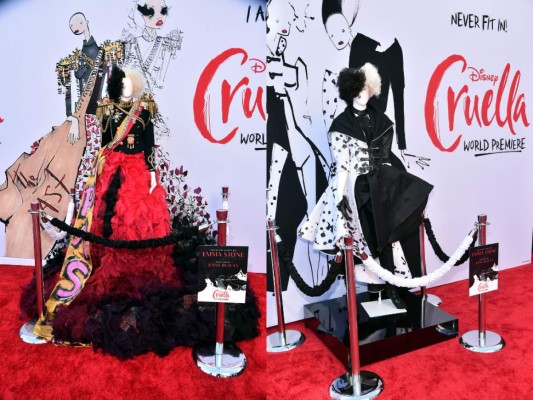 Emma Stone y Kirby Howell-Baptiste en la premiere mundial de Cruella de Disney