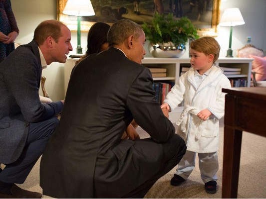 Barack Obama y la primera dama Michelle estrechan la mano del Príncipe George en el Palacio de Kensington.