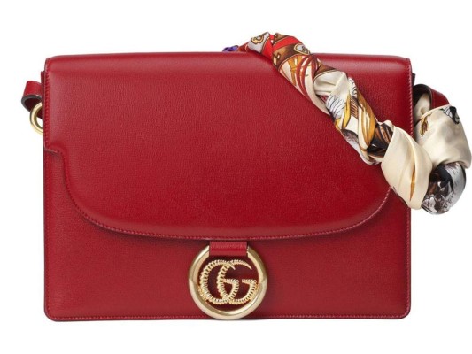 Bolso de piel de becerro con pañuelo de seda entrelazado en el asa by Gucci