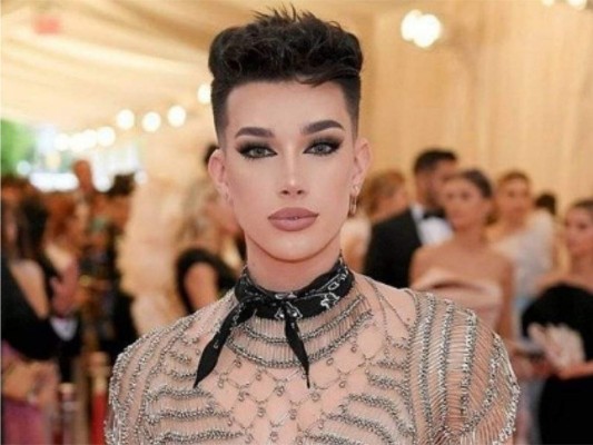 El drama se apodero de la influencia de James Charles quien recientemente ha estado bajo el ojo del huracán por la pelea memorable que inicio en abril, después de que publicara un anuncio patrocinado sobre las vitaminas Sugar Bear Hair la compañía rival de la marca de suplementos Halo Beauty la cuel le pertenece a su ahora ex amiga Tati Westbrook, así mismo ha protagonizado una serie de demandas por acoso sexual.