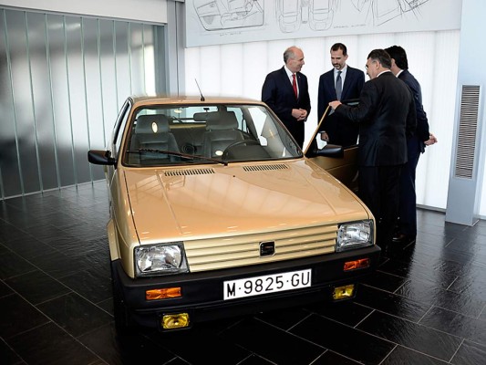 Su primer coche fue un Seat Ibiza de color dorado, que se lo regalaron por su mayoría de edad.