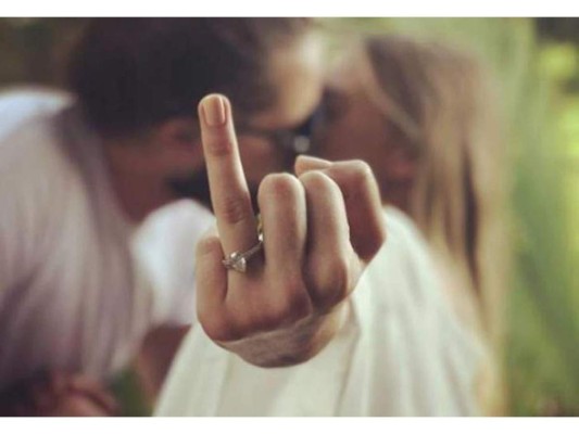 8. Margot Robbie y Tom Ackerley<br/>Su unión se habría celebrado en los alrededores de Byron Bay, una de las zonas costeras más turísticas del país, con invitados muy íntimos y se confirmó hasta que lo hicieron público en sus redes sociales.<br/>