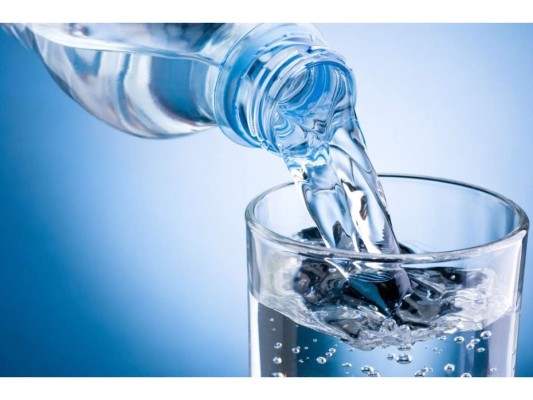 Beber suficiente agua.