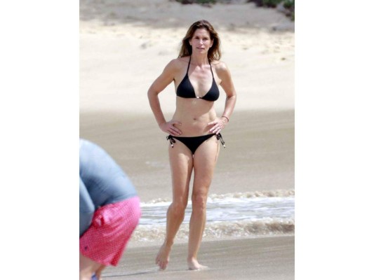 Cindy Crawford. Fue una de los denominadas super modelos de los años 90, y ahora a sus 54 años luce espectacular con un cuerpo tonificado que despierta la envidia de cualquiera. El secreto de esta modelo es una estricta rutina en la que combina abdominales de todo tipo.