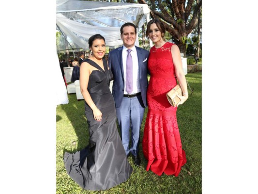 José Jarquín y Julissa Ustariz celebran fiesta nupcial