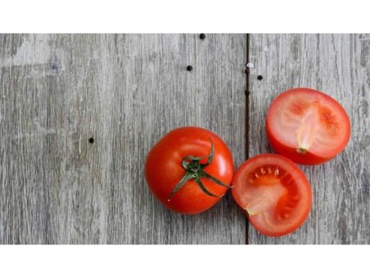 Tomate<br/>Puede reducir la inflamación de tu vientre.<br/>