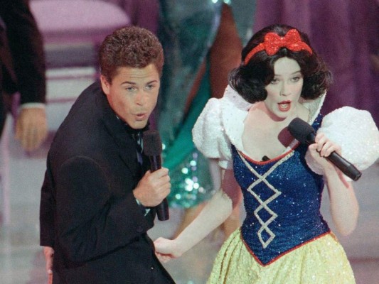 En 1989 se desarrolló la ceremonia más bochornosa de los premios Óscar, en donde el actor Rob Lowe compartió el escenario con Eileen Bowman, quien vestía como Blancanieves. Ambos protagonizaron el show de apertura, que fue muy criticado y a su vez Disney presentó una demanda por infracción de derechos de autor.