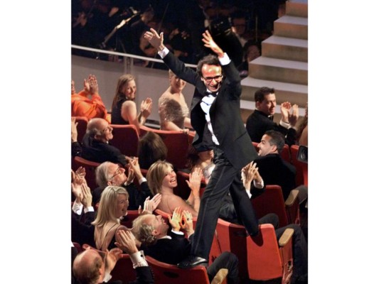 Un momento histórico fue cuando Roberto Benigni se paseó de silla en silla muy emocionado por su obtener el Óscar a mejor película con La vida es bella.