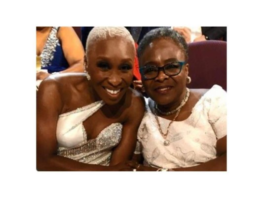 Cynthia Erivo, quien estuvo nominada a mejor actriz, también conto con la presencia de su madre durante la gala.