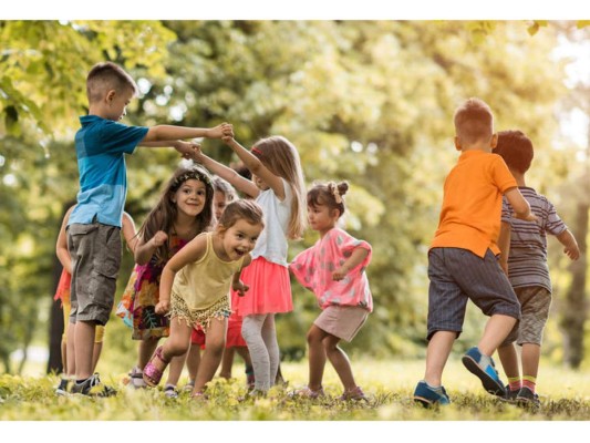 La celebración se lleva a cabo en las escuelas, casas, iglesias o diferentes lugares donde los niños se puedan recrear y se festeja con una piñata, pastel y dulces.