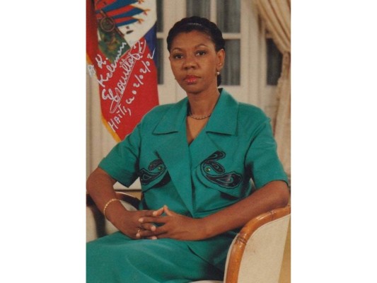 Ertha Pascal- Trouillot. Desde febrero de 1990 a 1991 se convirtió en la presidenta provisional de Haití, luego del golpe de estado que perpetró el general Herard Abraham para derrocar el gobierno militar de Prosper Avril. Fue la encargada de supervisar las elecciones en las que ganó Jean-Bertrand Aristide.
