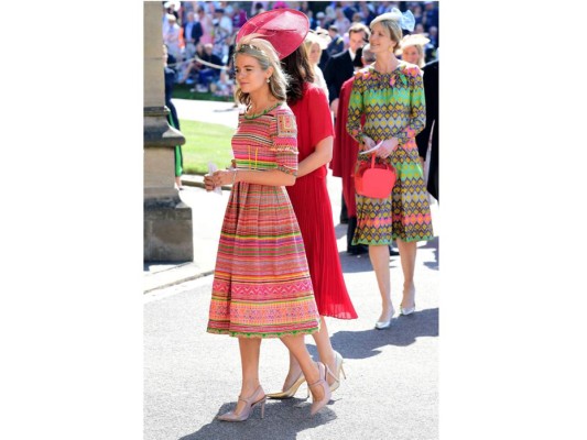 Tampoco se queda atrás una de las ex del Príncipe Harry, Cressida Bonas, su novia más duradera hasta el momento, con su vestido de rayas de colores vivos.
