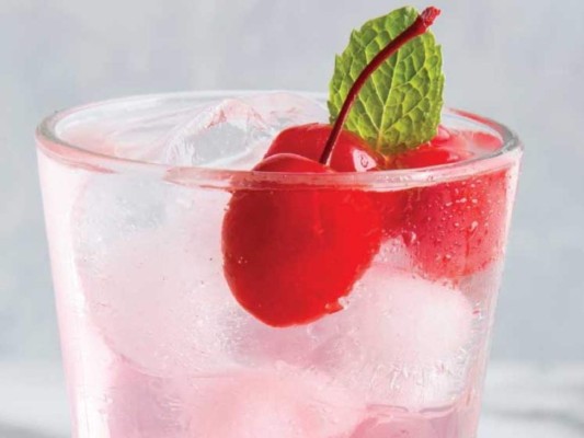Ponche rosado helado con cerezas.