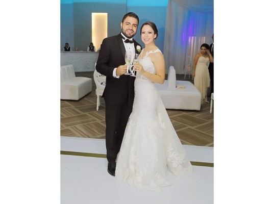 Cindy García y Hector Hernández celebran su boda eclesiástica