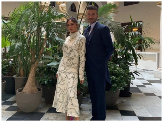 Antes de poner rumbo a la celebración nupcial, Victoria Beckham compartió una fotografía en la que aparecía junto a su esposo en el patio del hotel en el que se hospedaban luciendo impecables como siempre