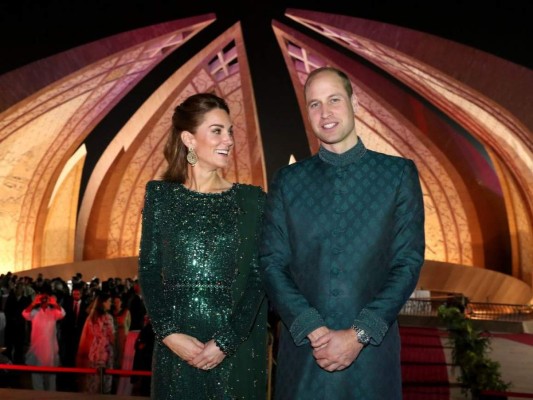 El Duque de Cambridge tomará el título de su padre como Príncipe de Gales. Asimismo, se comenzará a preparar para asumir el título de rey en el futuro. Al igual que su esposo, Kate pasará a ser la Princesa de Gales, título que poseía la Princesa Diana.