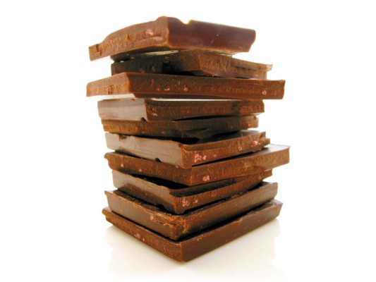 Chocolate oscuro. Su alta concentración de flavonoides antioxidantes reduce la inflamación de la piel causada por la exposición a la luz UV. Además aumenta la circulación en la piel y mejora su capacidad para retener la humedad, reduciendo la aparición de arrugas.