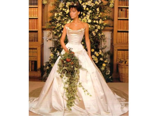 Victoria Beckham utilizó un vestido de novia de Vera Wang cuando se casó con David en el castillo de Luttrellstow, Irlanda el 4 de Julio de 1999. La pareja se cambió de outfit para la recepción por uno del diseñador Antonio Berardi, que después se sentaron en el trono hecho especialmente para ellos.