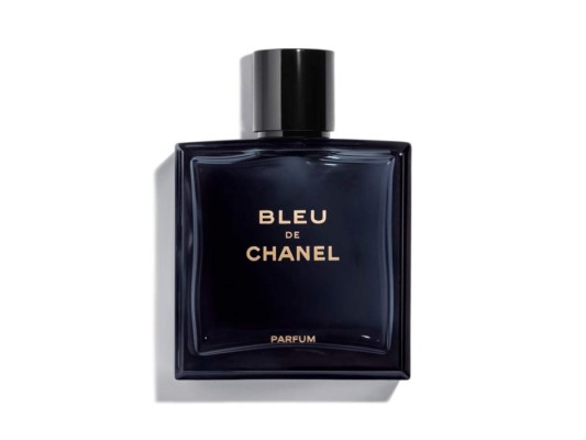 BLEU DE CHANEL Parfum afirma un carácter consumado en una fórmula pura e intensa. Un sello intensamente masculino que encarna plenitud y confianza en sí mismo.