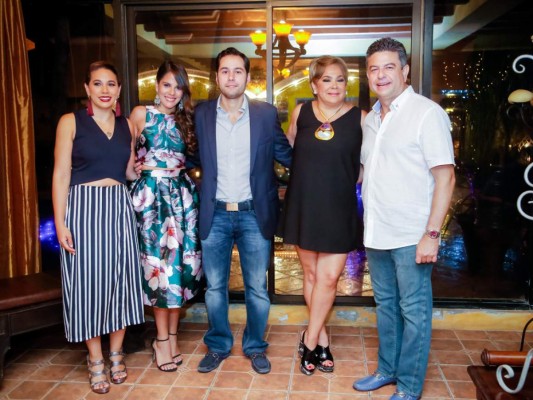 Fiesta catracha para Angelo Casco y María Fernanda Welchez