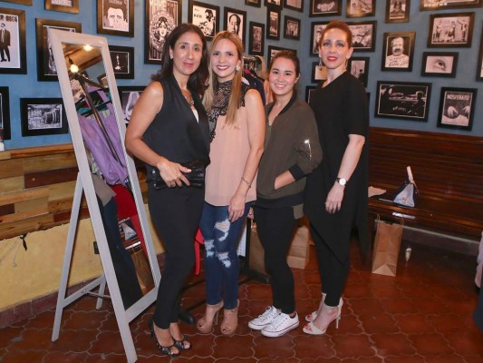 Carla Harris con Carolina y Juliana Fernández y Jeannette Enamorado.