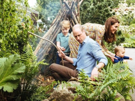la familia real disfrutó de la naturaleza como se puede ver mientras el príncipe William intentaba hacer una mini fogata con su hijo mayor George, la duquesa de Cambridge hacía lo imposible para frenar al menor, Louis, que estaba encantado con el jardín.