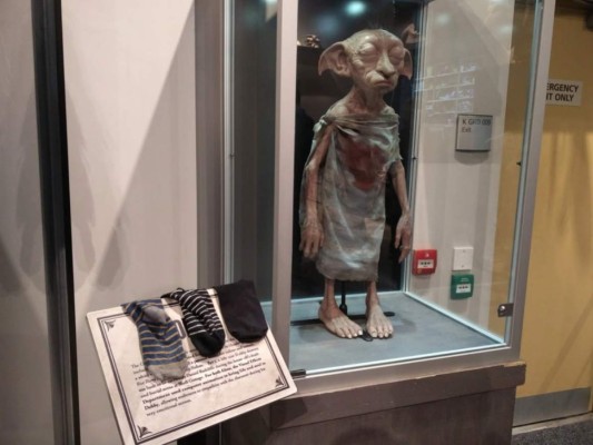 Dobby<br/>Warner Bros hizo una exposición especial para Dobby para que la gente conociera mejor al elfo, en el lugar hicieron una estatua muy parecida al Dobby de la película. Los visitantes, como un tributo a su triste muerte, han dejado calcetines ahí.<br/>